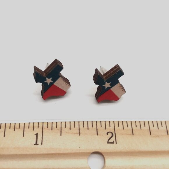 Earrings Rustic Texas Wood State Flag Stud Trendy Red White Blue Lone Star NEW - Picture 2 of 2